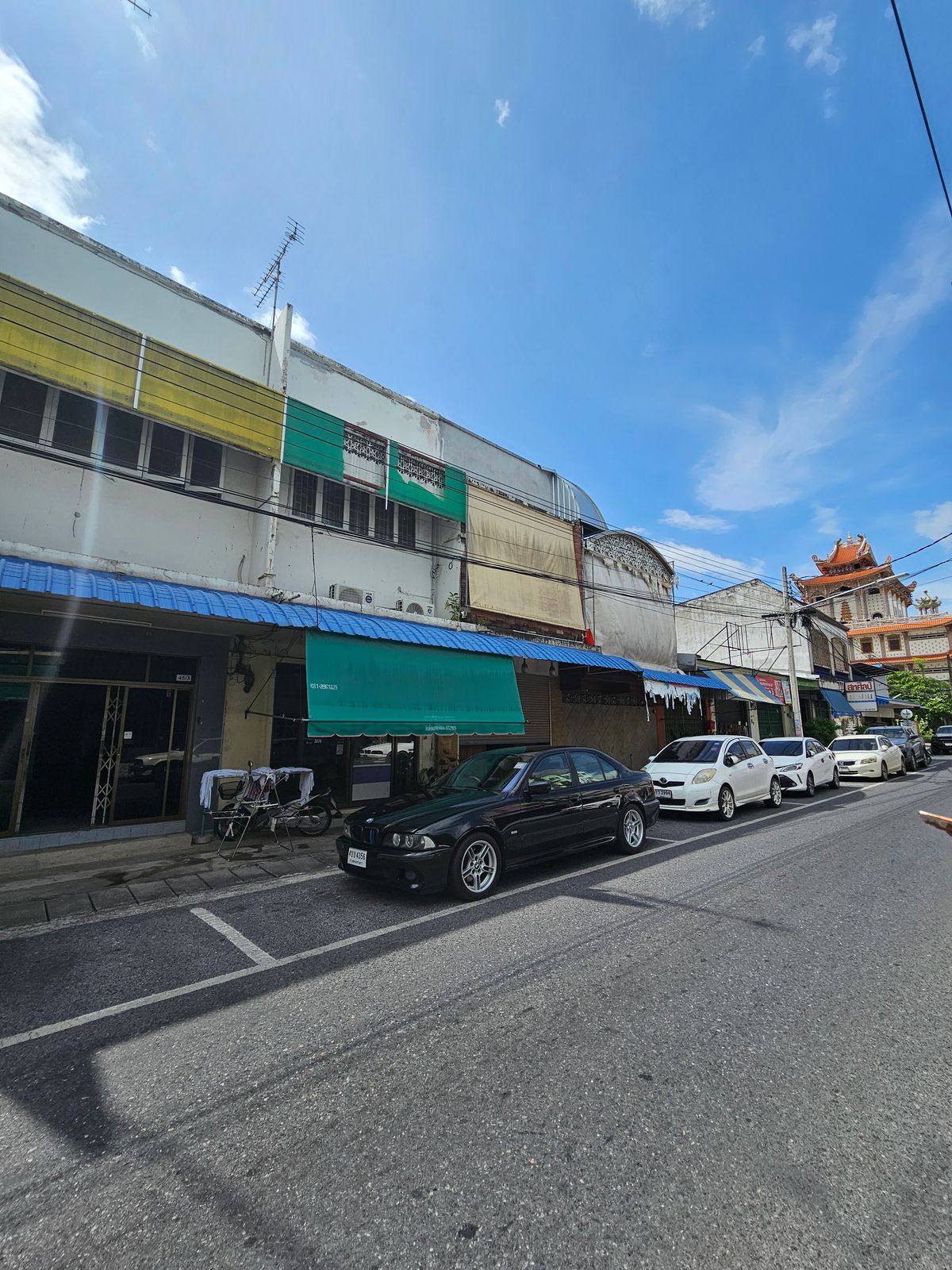 Two-story commercial building with three adjoining units for rent in the heart of Hat Yai on Saeng Chan Road, near Kim Yong Market!