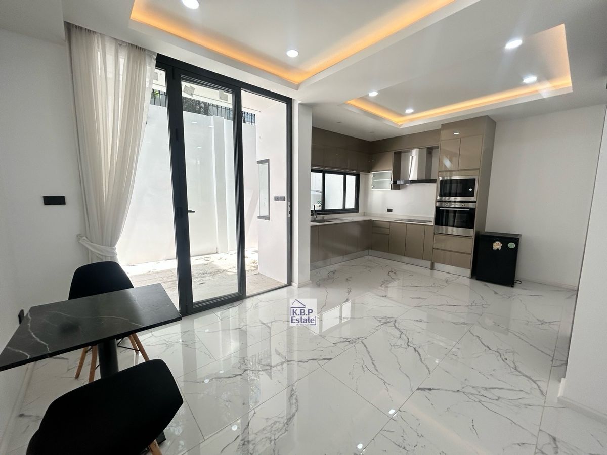 🔥 Sell Townhome 3 floors, 25 sq.whi, Sukhumvit 15, good location, only 1 minute to Nist International School and 5 minutes to BTS Asoke.