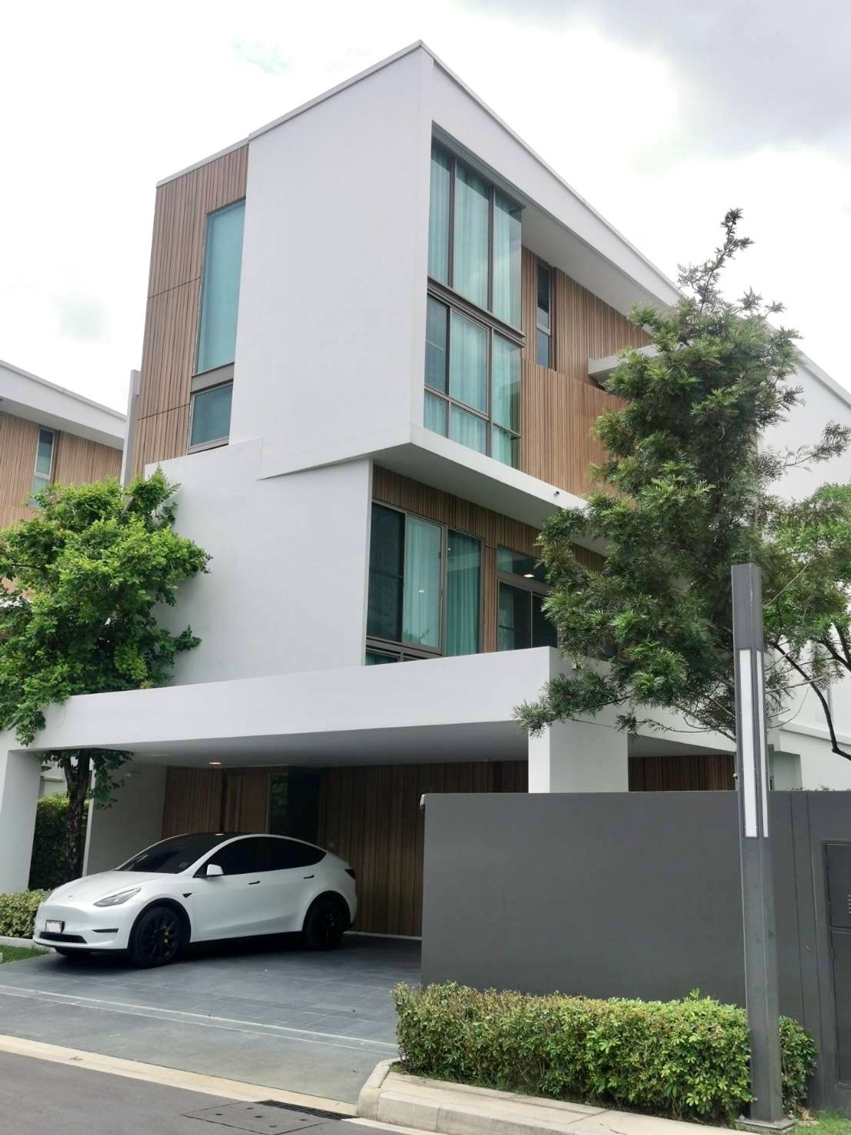 VIVE Rama 9 Krungthep kreetha: 76sqwah 324sqm. 3bed 4bath Sell: 33,900,000 Rent: 200,000/mth. Am: 0656199198 VIVE Rama 9 Krungthep kreetha: 76sqwah 324sqm. 3bed 4bath Sell: 33,900,000 Rent: 200,000/mth. Am: 0656199198