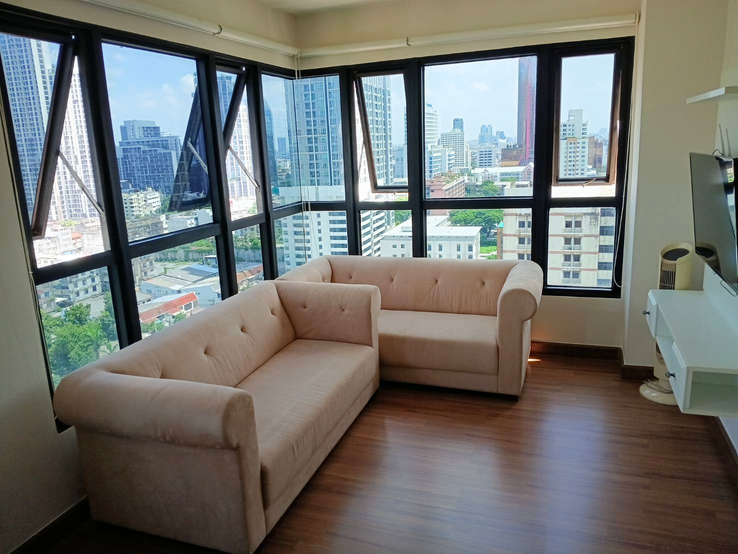 For rent, The Crest Phaholyothin 11, size 63 sqm. 2 bedrooms, 2 bathrooms
