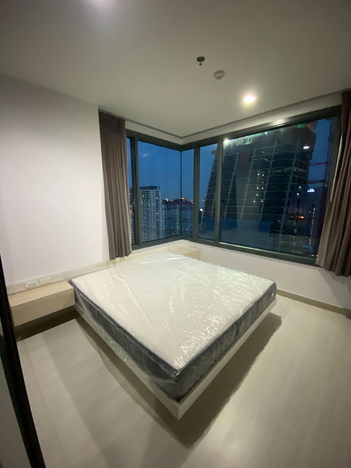 คอนโดหรู 0 เมตรจาก BTS ราชเทวี ห้องชั้นเกือบสุด ตำแหน่งมุมและวิวสวยที่สุดในโครงการ!!! 1 สถานีถึงสยาม ห้องใหญ่ วิวสวย – รูปที่ 3