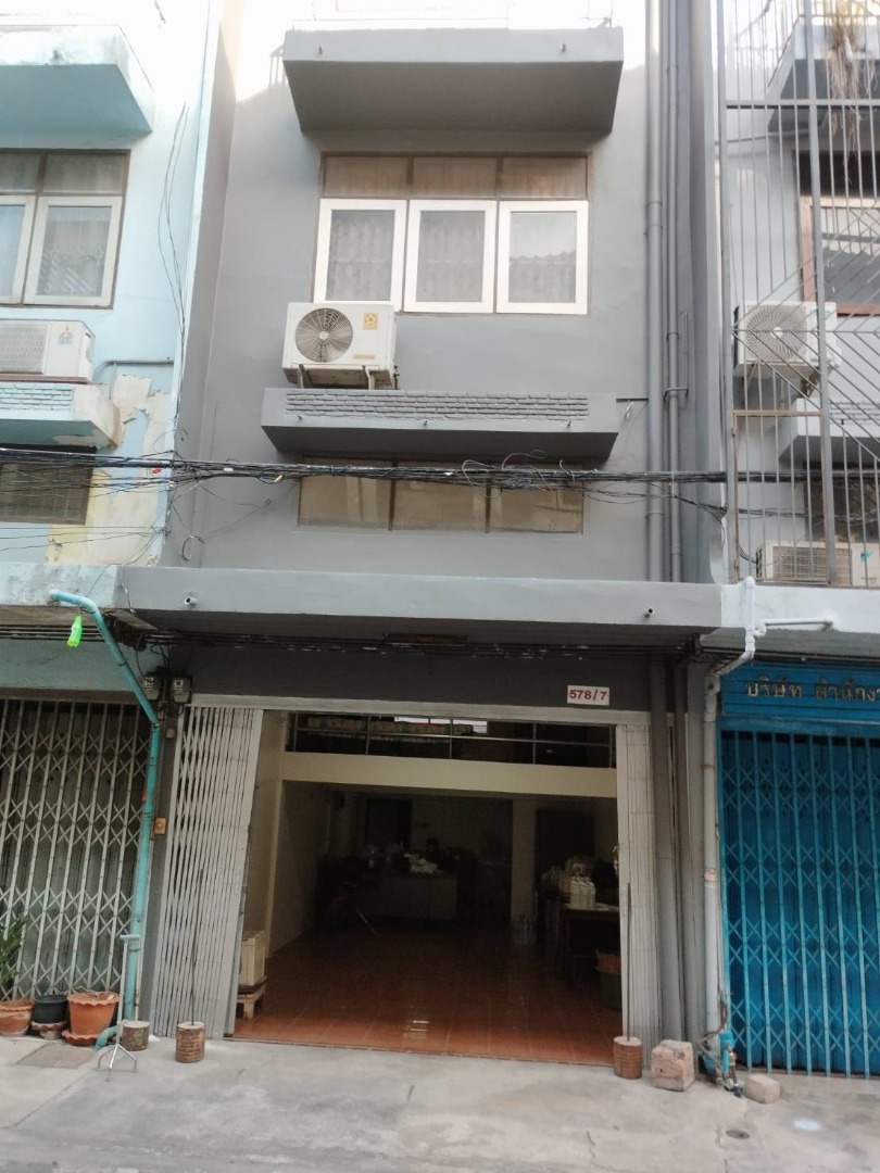 ขายอาคารพาณิชย์ เป็นอาคารพาณิชย์3.5ชั้นครึ่ง จำนวนห้องนอน : 4 ห้องนอน ห้องน้ำ : 3 ห้อง มีฟอร์นิเจอร์ : ตู้เสื้อผ้า,เตียงนอน, โต๊ะเครื่องแป้ง,โต๊ะอาการและอี้และเครื่องปรับอากาศตามภาพถ่าย ขนาดพื้นที่ : มีเนื้อที่16.7ตารางวา สิ่งปลูก 4 คูณ 12 เมตร 48 ตา ขายอาคารพาณิชย์ เป็นอาคารพาณิชย์3.5ชั้นครึ่ง จำนวนห้องนอน : 4 ห้องนอน ห้องน้ำ : 3 ห้อง มีฟอร์นิเจอร์ : ตู้เสื้อผ้า,เตียงนอน, โต๊ะเครื่องแป้ง,โต๊ะอาการและอี้และเครื่องปรับอากาศตามภาพถ่าย ขนาดพื้นที่ : มีเนื้อที่16.7ตารางวา สิ่งปลูก 4 คูณ 12 เมตร 48 ตา