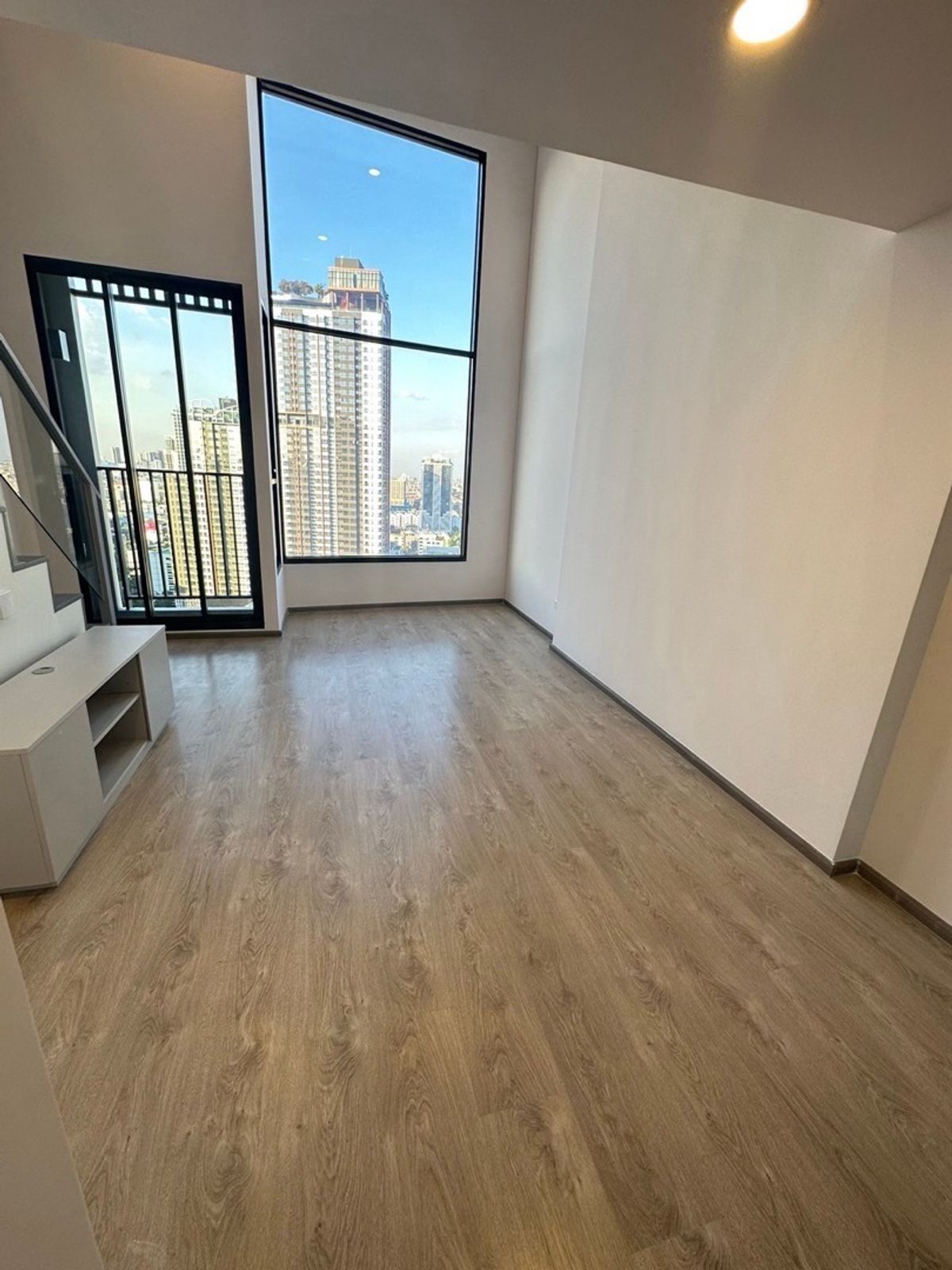 Out of stock. 5 UNITS. Last‼ ️ Highly ceiling condo 🏙️ The only one on the center of the BTS BTS 🚆🚄 – รูปที่ 3