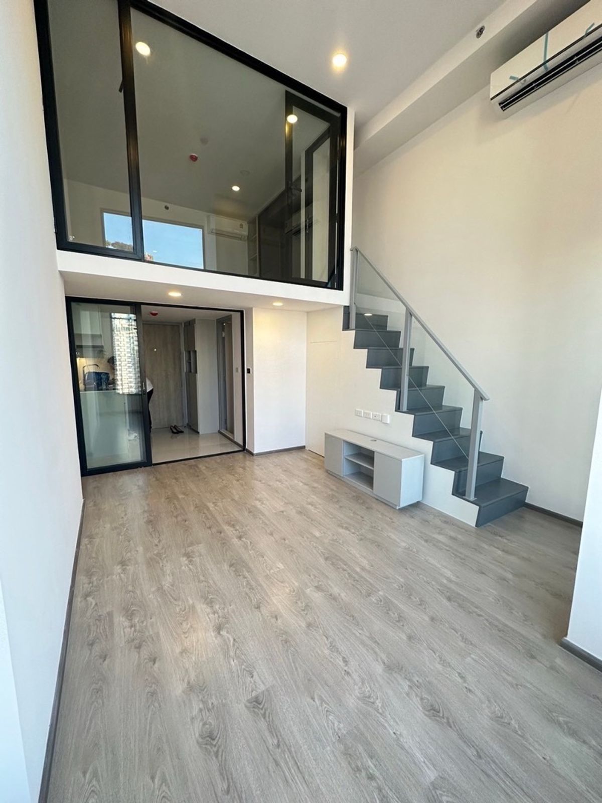 Out of stock. 5 UNITS. Last‼ ️ Highly ceiling condo 🏙️ The only one on the center of the BTS BTS 🚆🚄 – รูปที่ 4