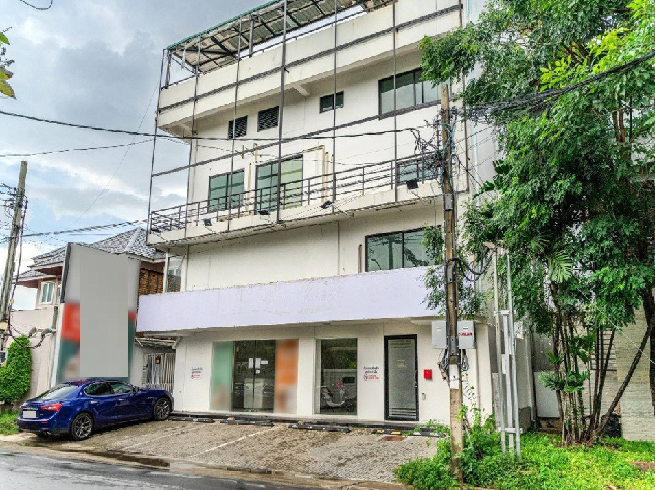 For Rent for rent, warehouse with an area of 2,200 square meters, Bang Na Trat Road-Km. 5, enter the alley, not very deep, very good location, can enter many ways, a large car, 40-foot trailer, convenient in and out.