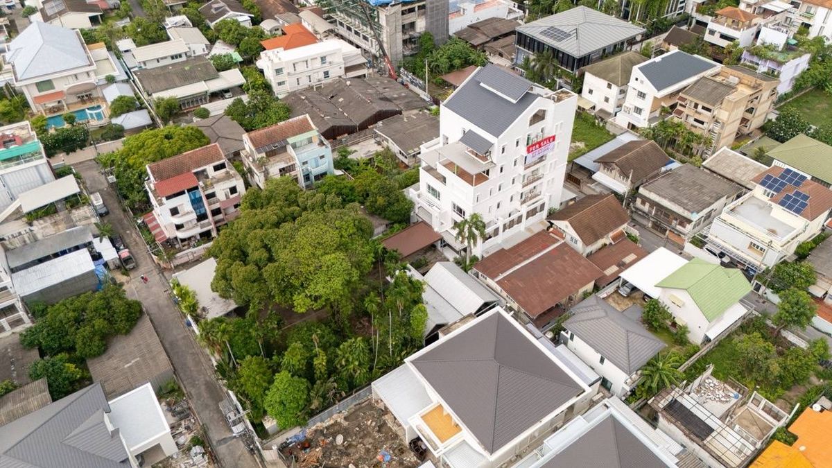 นี่คือ !!! ที่ดินในทำเลที่หายาก ที่ดินตั้งอยู่ในเอกมัย ซอย 10 (ขนาด 294 ตรว) ตร.วละ 650,000 บาท 