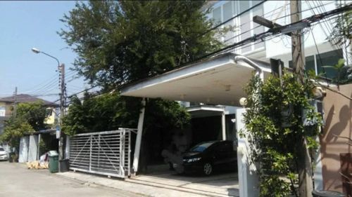 Rental of commercial office buildings, Sukhumvit, near BTS On Nut, living area 820 sq.m., an area of 80 sq.w. 4 floors