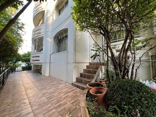 🌳baan Suanthon Rattanathibet, 1st floor, has a garden in front of the room
