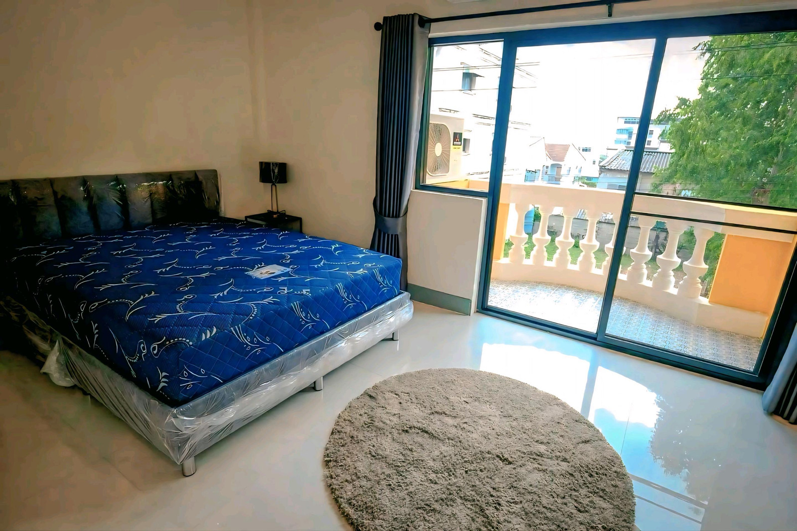 Rent - New apartment, Renovate, renovated every new furniture . The room is wide. Confused. 1 cleaning service per week