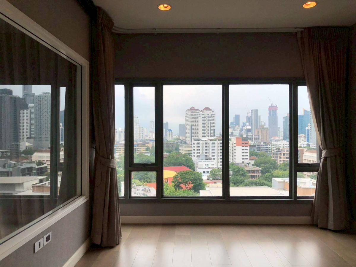● Duplex type ● 05+ floor 125.58 sq.m. | 2 bedrooms with beautiful view | Near BTS Thong Lo 3 minutes, Emporium 3 minutes, Samitivej Sukhumvit Hospital 4 minutes