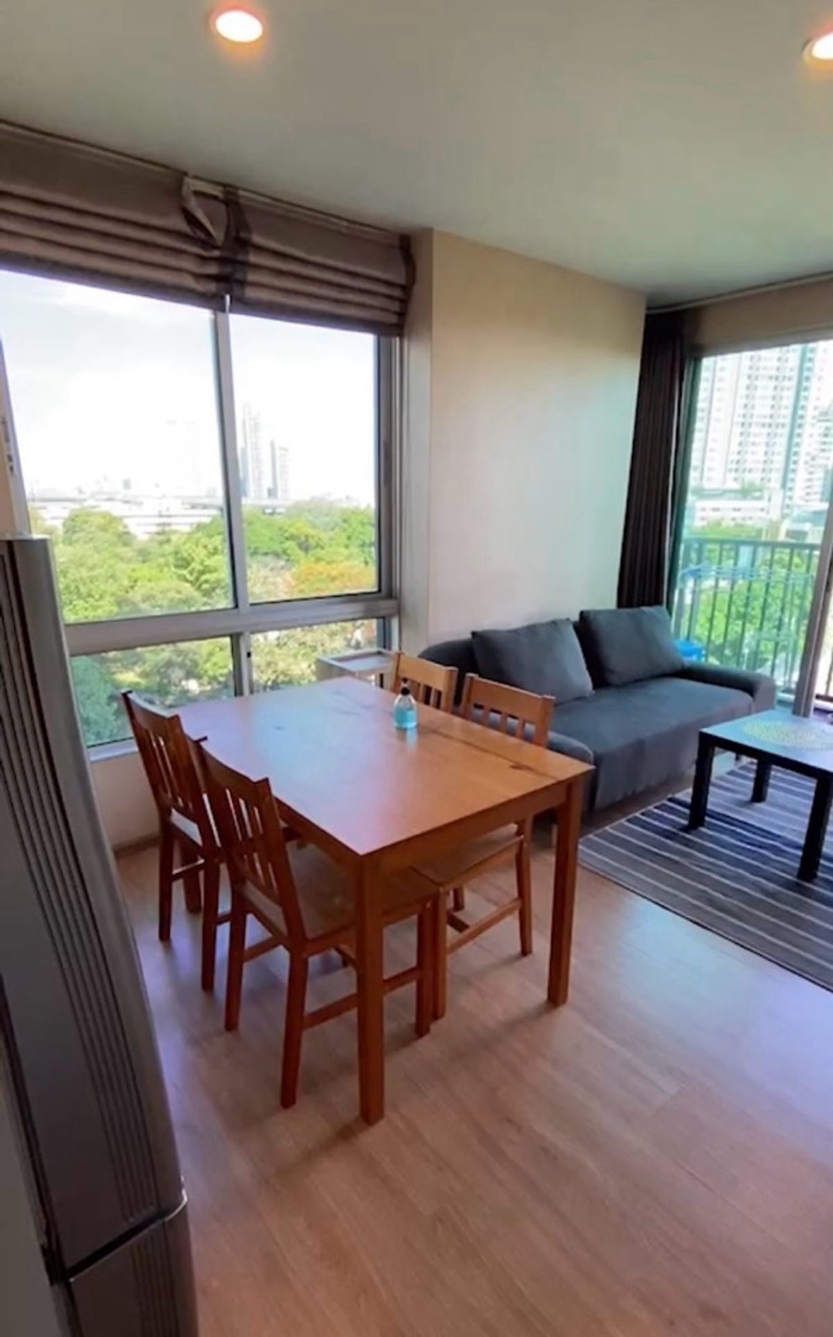 Sell The Base S77 Building B 35 sq.m. Floor 8, large room, beautiful view, D -D -NS Onnut and Department Store. Stay or invest is very worth the price of 3,300,000 baht.