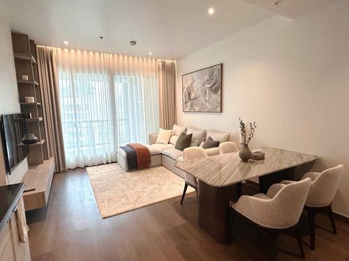 📢👇Sell with tenant Current rental contract ends on 31/1/2027 Guaranteed Rental Income Until 31 Jan 2026 at one of Chidlom’s most sought-after locations, perfect for both  living and  investment. Surrounded by Bangkok’s shopping malls and landmarks, ful