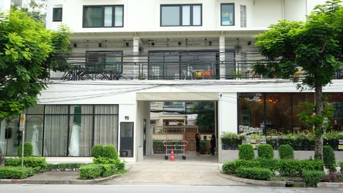 พื้นที่ให้เช่าทำเลทองบนถนนนราธิวาสฯ (ใกล้สาทร)