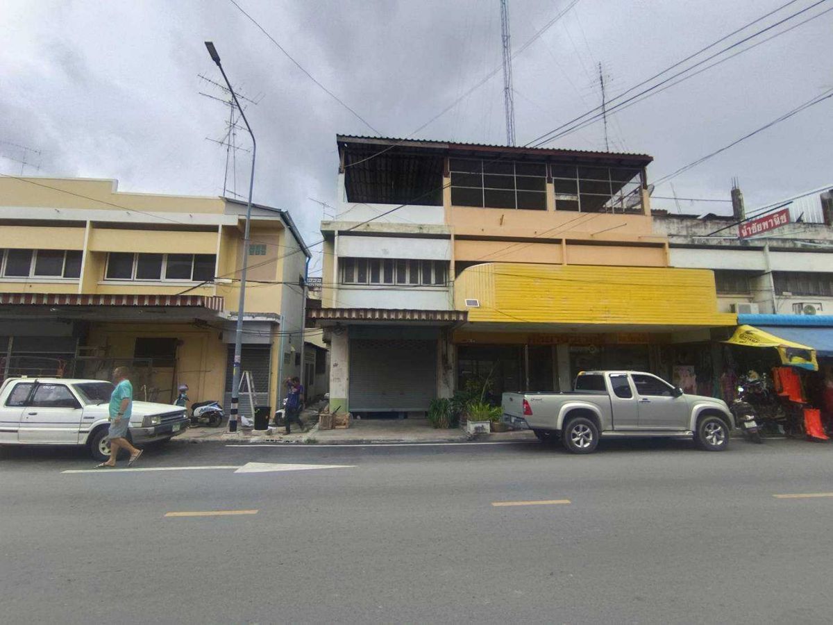 Commercial Building for Sale in a Prime Location, U Thong Municipal Market, Suphan Buri