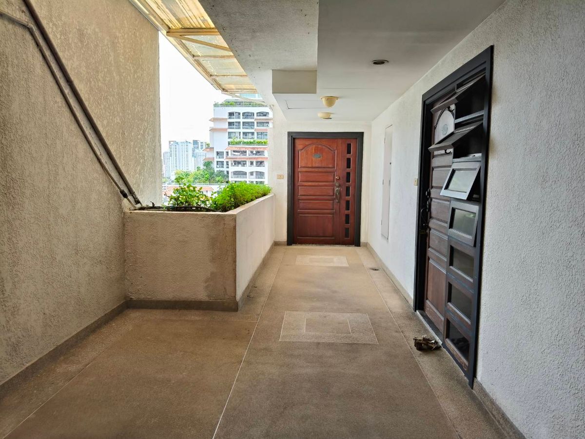 For Sell : Supalai Place Sukhumvit 39, 2 bedrooms 1 bathroom, 132.65 Sqm. Corner Unit with Spacious Balcony. For Sell : Supalai Place Sukhumvit 39, 2 bedrooms 1 bathroom, 132.65 Sqm. Corner Unit with Spacious Balcony.