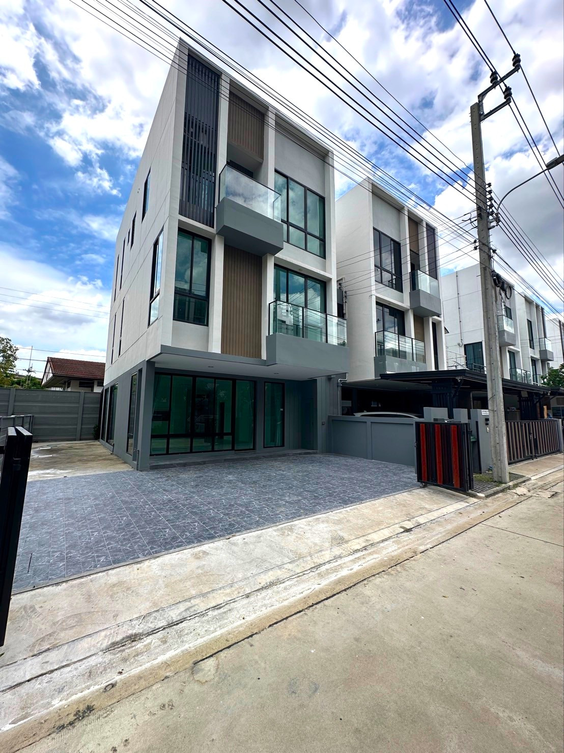 Large 2bedroom modern house, ideal for an office. Accessible from both Vibhavadi Road and Phahonyothin Road. Large 2bedroom modern house, ideal for an office. Accessible from both Vibhavadi Road and Phahonyothin Road.