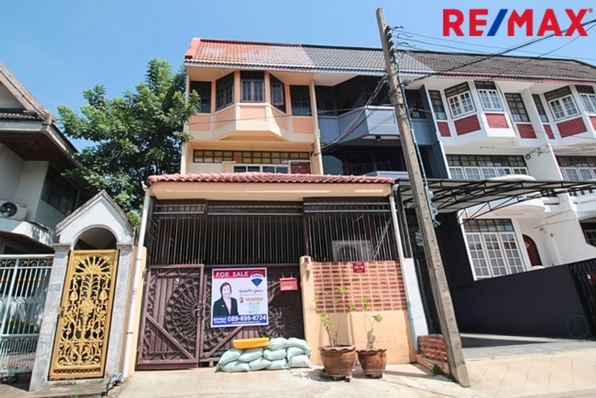 Selling a home office in the heart of Sukhumvit for 5 minutes to Bangchak BTS. Parking 2 cars Selling a home office in the heart of Sukhumvit for 5 minutes to Bangchak BTS. Parking 2 cars