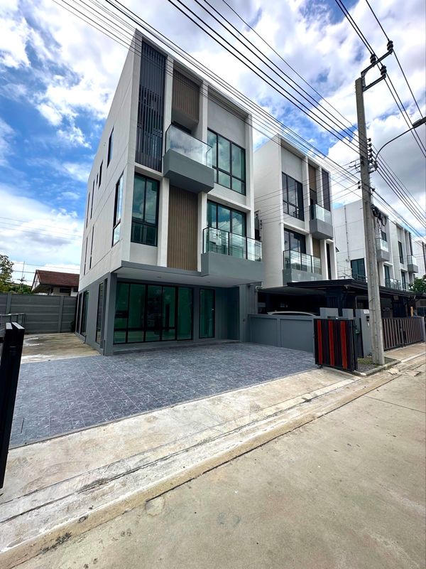 Large 2bedroom modern house, ideal for an office. Accessible from both Vibhavadi Road and Phahonyothin Road.
