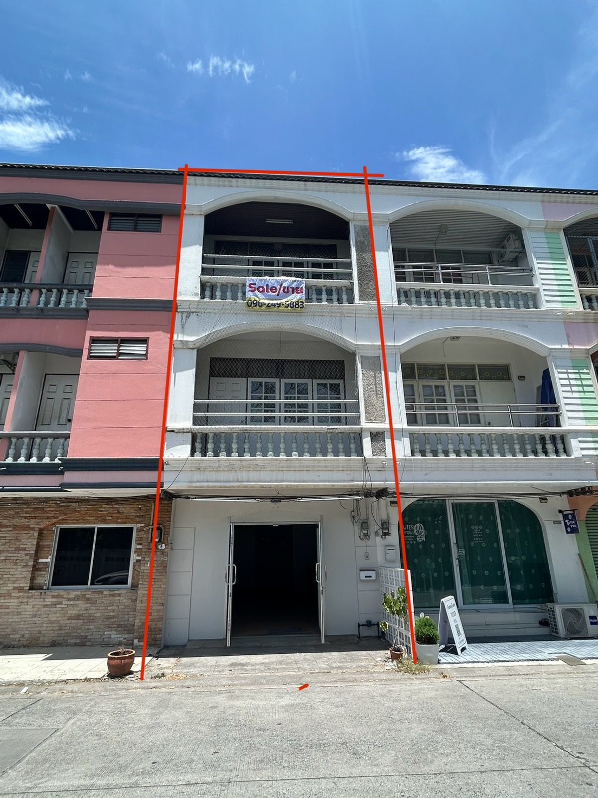A great opportunity for business owners and entrepreneurs looking for a prime office location on a main road. For sale: 3-storey home office on Khao Lam Road, a high-potential location near Wat Bang Peng and major routes of Chonburi city
