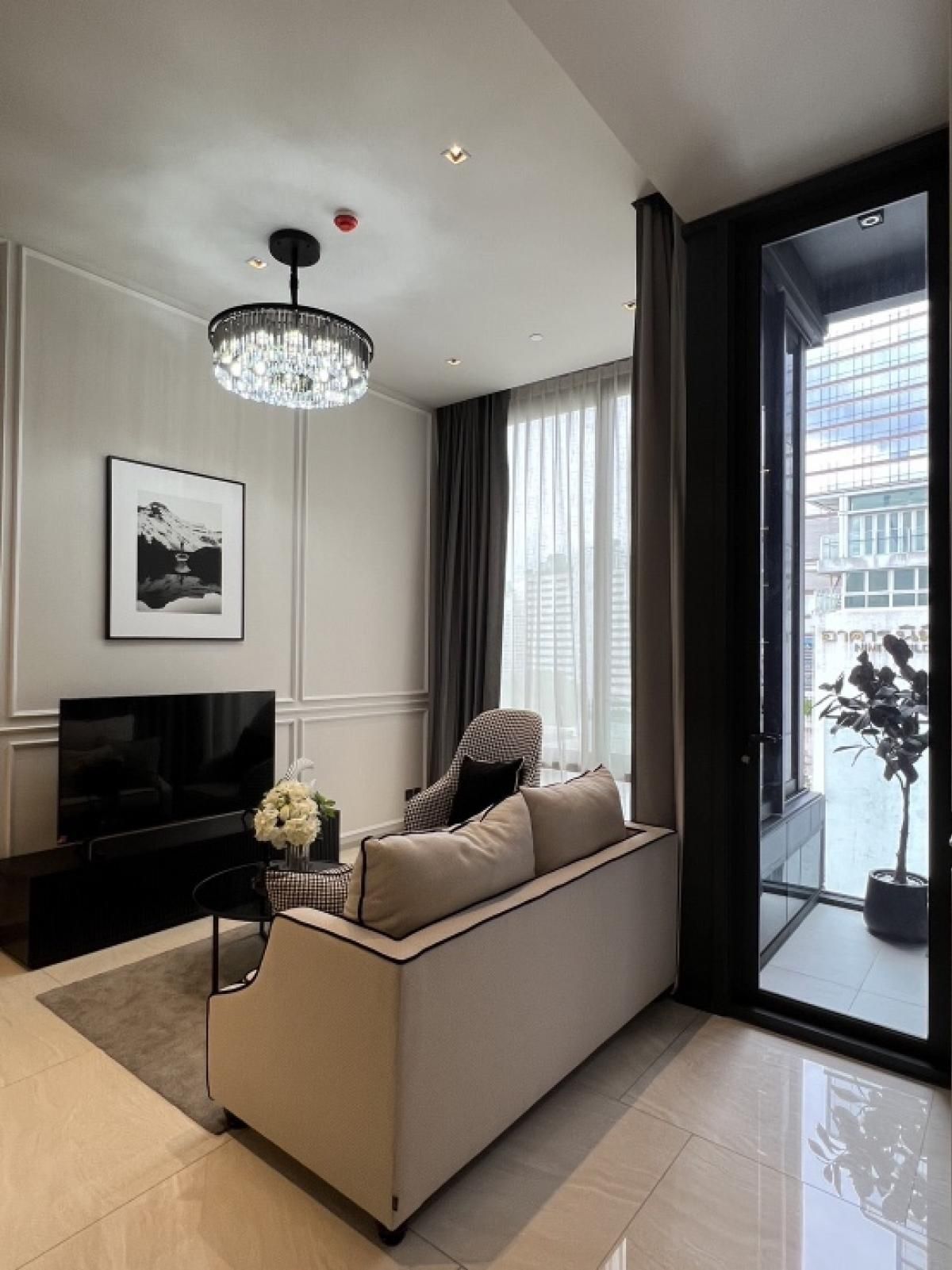 (For Rent) Ashton Silom – Cozy and Stylish Spacious unit, thoughtfully designed for comfort and style. Enjoy a cozy and comfortable atmosphere with premium furnishings and all necessary appliances. Conveniently located in the heart of Silom, offering easy