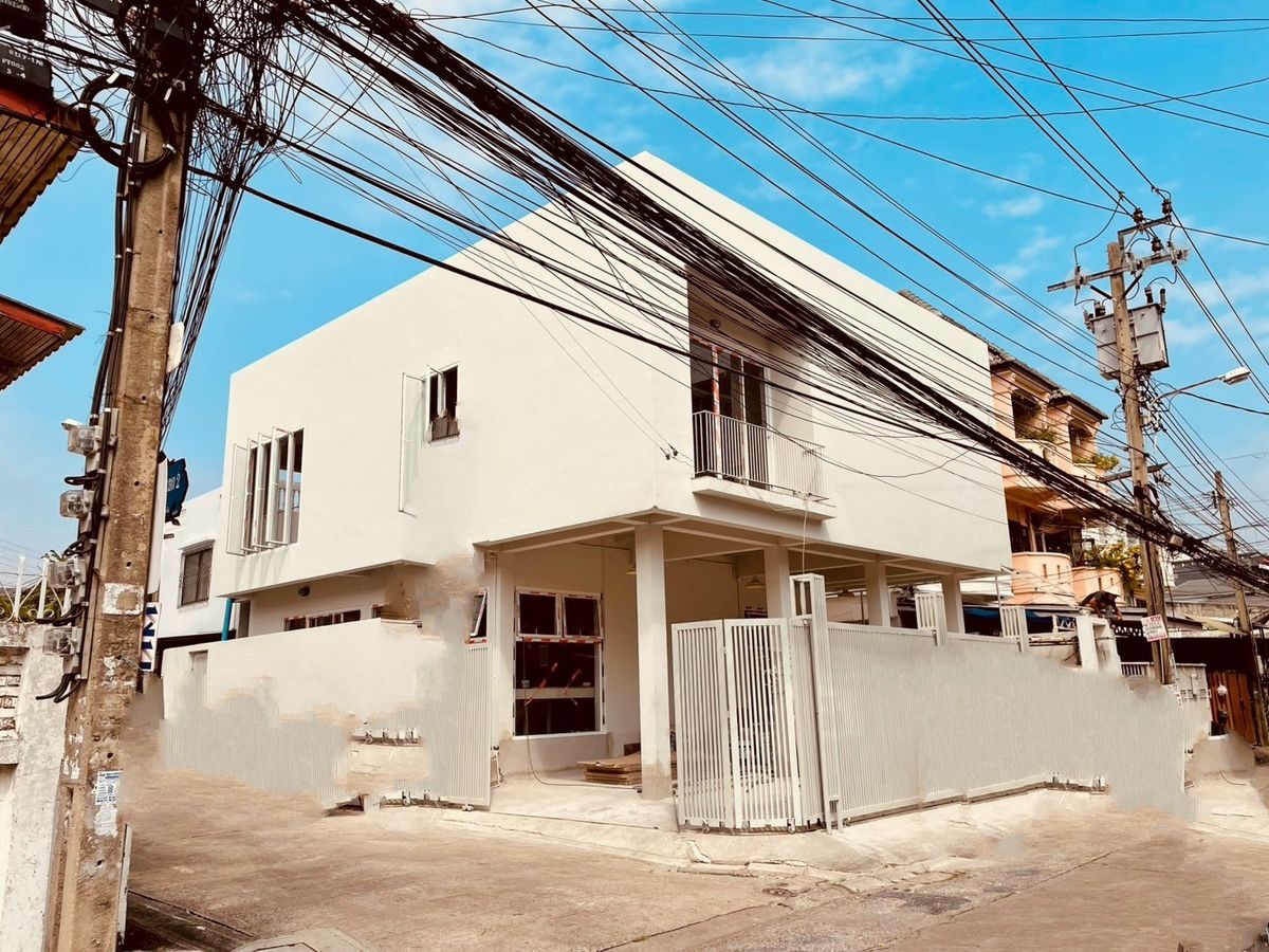 Rent a 2 -story detached house, new renovation, Suthisarn Road, Soi Jai Air, 5 machines. There are 3 bedrooms, 3 bathrooms. Rental price 45,000 baht per month Rent a 2 -story detached house, new renovation, Suthisarn Road, Soi Jai Air, 5 machines. There are 3 bedrooms, 3 bathrooms. Rental price 45,000 baht per month