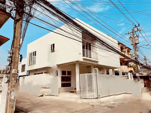 Rent a 2 -story detached house, new renovation, Suthisarn Road, Soi Jai Air, 5 machines. There are 3 bedrooms, 3 bathrooms. Rental price 45,000 baht per month