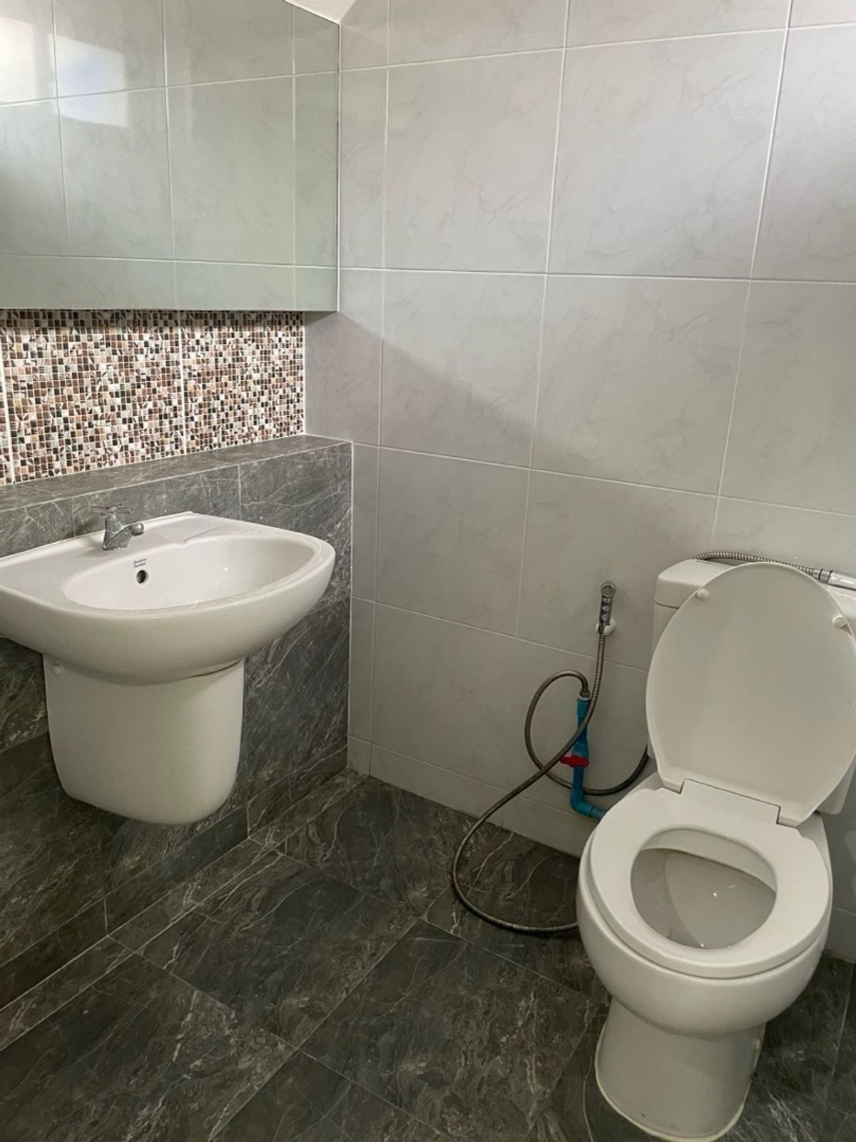 ขายด่วน/ให้เช่า ทาวน์เฮาส์ 3 ชั้นพร้อมอยู่ – รูปที่ 4
