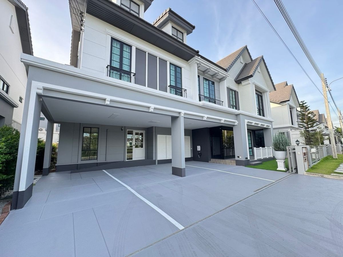 📢👇Brand-New Luxury Lakefront Home. Largest in the Project with private swimming pool and a personal putting green with artificial grass, this residence offers the ultimate lifestyle of comfort and exclusivity.