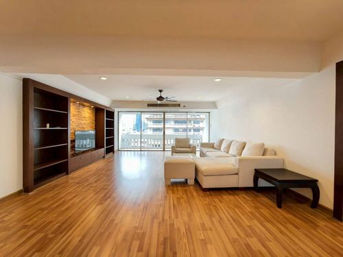 💥 Luxury Condo with 3 Bedrooms, 3 Bathrooms, 300 sq.m. of living space, fully furnished with premium furniture, featuring a serene garden view. Conveniently located near BTS Asoke for easy commuting.