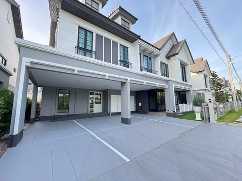 📢👇Brand-New Luxury Lakefront Home. Largest in the Project with private swimming pool and a personal putting green with artificial grass, this residence offers the ultimate lifestyle of comfort and exclusivity.