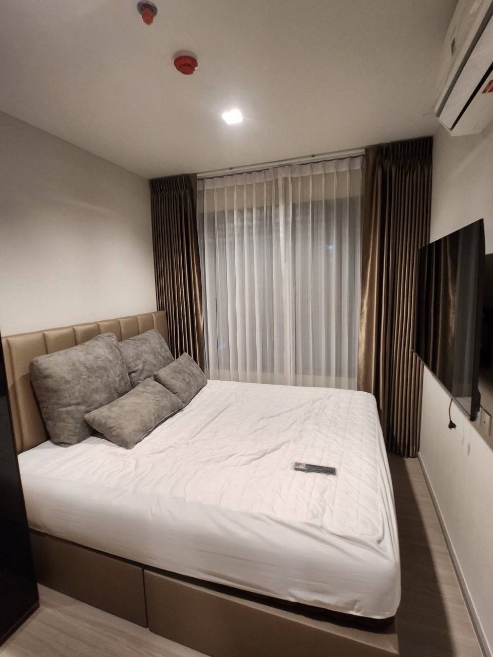 ให้เช่า คอนโด Life Sathorn Sierra ตกแต่งสวย*พร้อมเข้าอยู่ (เดินทางไปสาทรใน5นาที ติดbtsตลาดพลู150ม)  BTS ตลาดพลู 150 เมตร  ขนาด 36ตร.ม.  ค่าเช่า18,000 สัญญา2ปี 2 Bedroom (มีห้องนอนเสริมรวมห้องทำงาน)
