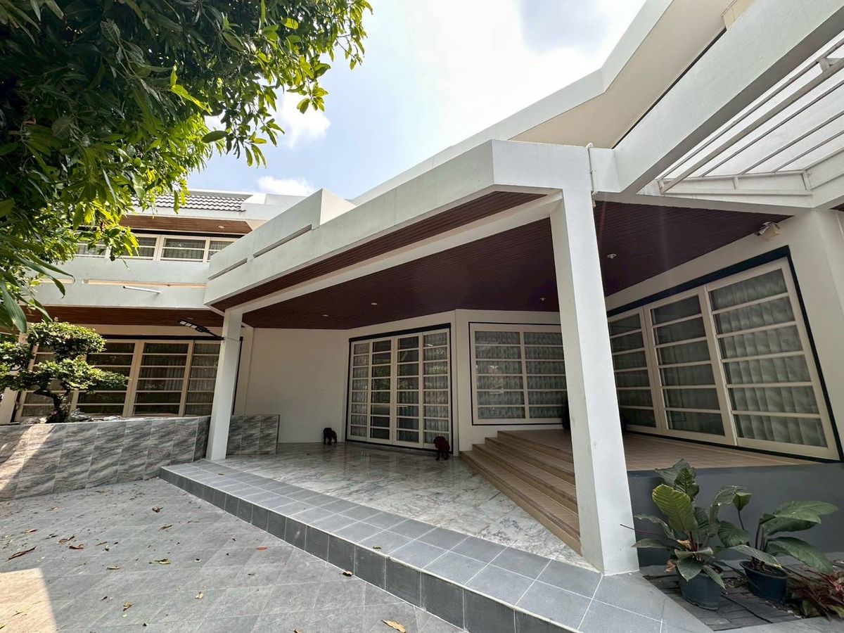 ❖ Prime Location ❖ บ้านเดี่ยว 2 ชั้น 4 ห้องนอน 5 ห้องน้ำ 15 ที่จอดรถ | ขนาดที่ดิน 340.00 ตร.ว. พื้นที่ใช้สอย 800.00 ตร.ม. | ใกล้ BTS สถานีพระโขนง ❖ Prime Location ❖ บ้านเดี่ยว 2 ชั้น 4 ห้องนอน 5 ห้องน้ำ 15 ที่จอดรถ | ขนาดที่ดิน 340.00 ตร.ว. พื้นที่ใช้สอย 800.00 ตร.ม. | ใกล้ BTS สถานีพระโขนง