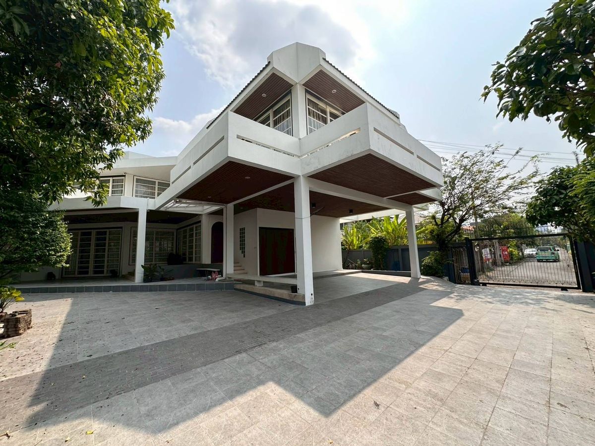❖ Prime Location ❖ บ้านเดี่ยว 2 ชั้น 4 ห้องนอน 5 ห้องน้ำ 15 ที่จอดรถ | ขนาดที่ดิน 340.00 ตร.ว. พื้นที่ใช้สอย 800.00 ตร.ม. | ใกล้ BTS สถานีพระโขนง – รูปที่ 2
