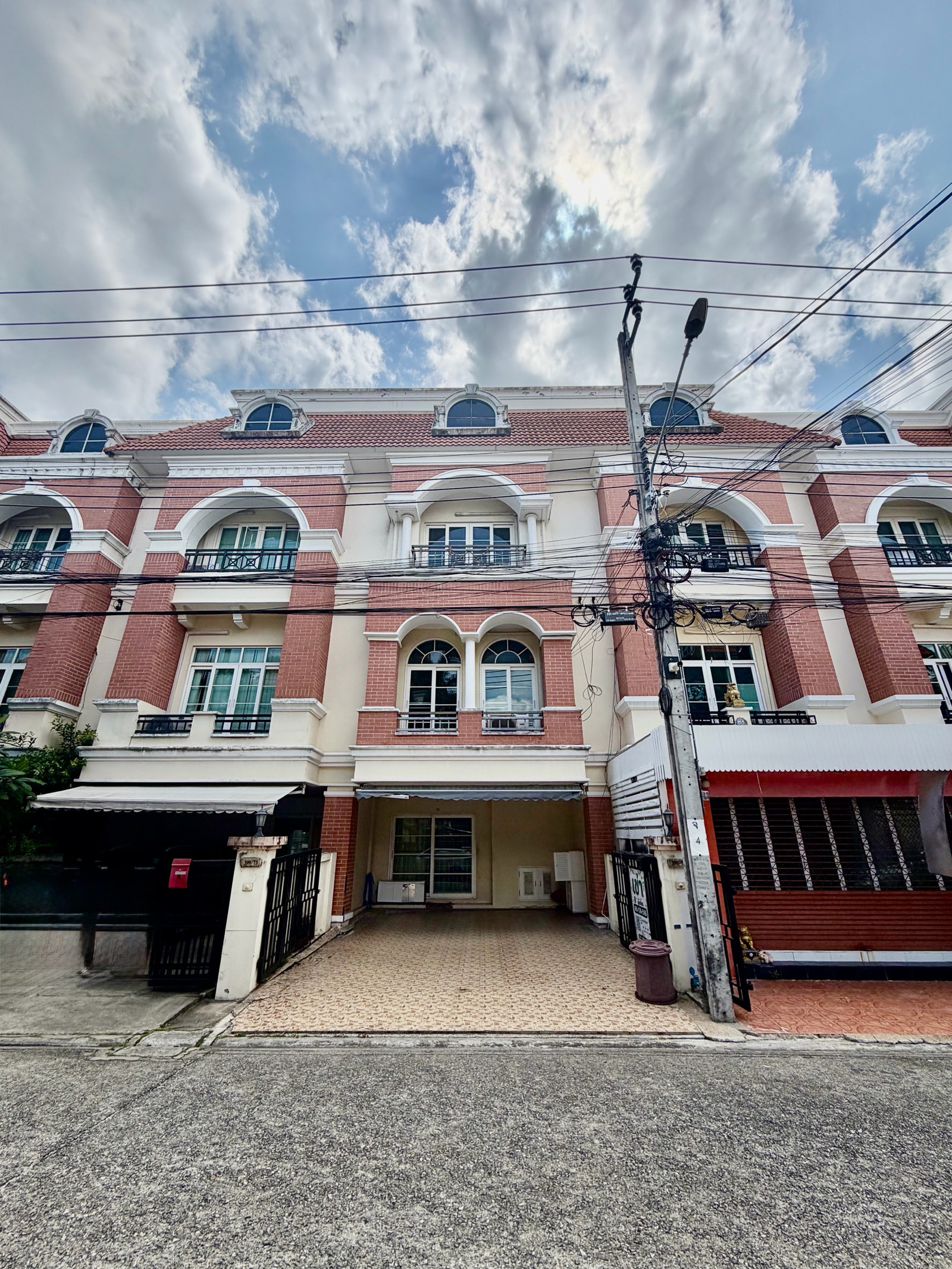 🏡 Townhome 3.5 floors, Lat Phrao-Nawamin, selling for 4.99 million baht 📞 Luk Jeab 065-536-5165