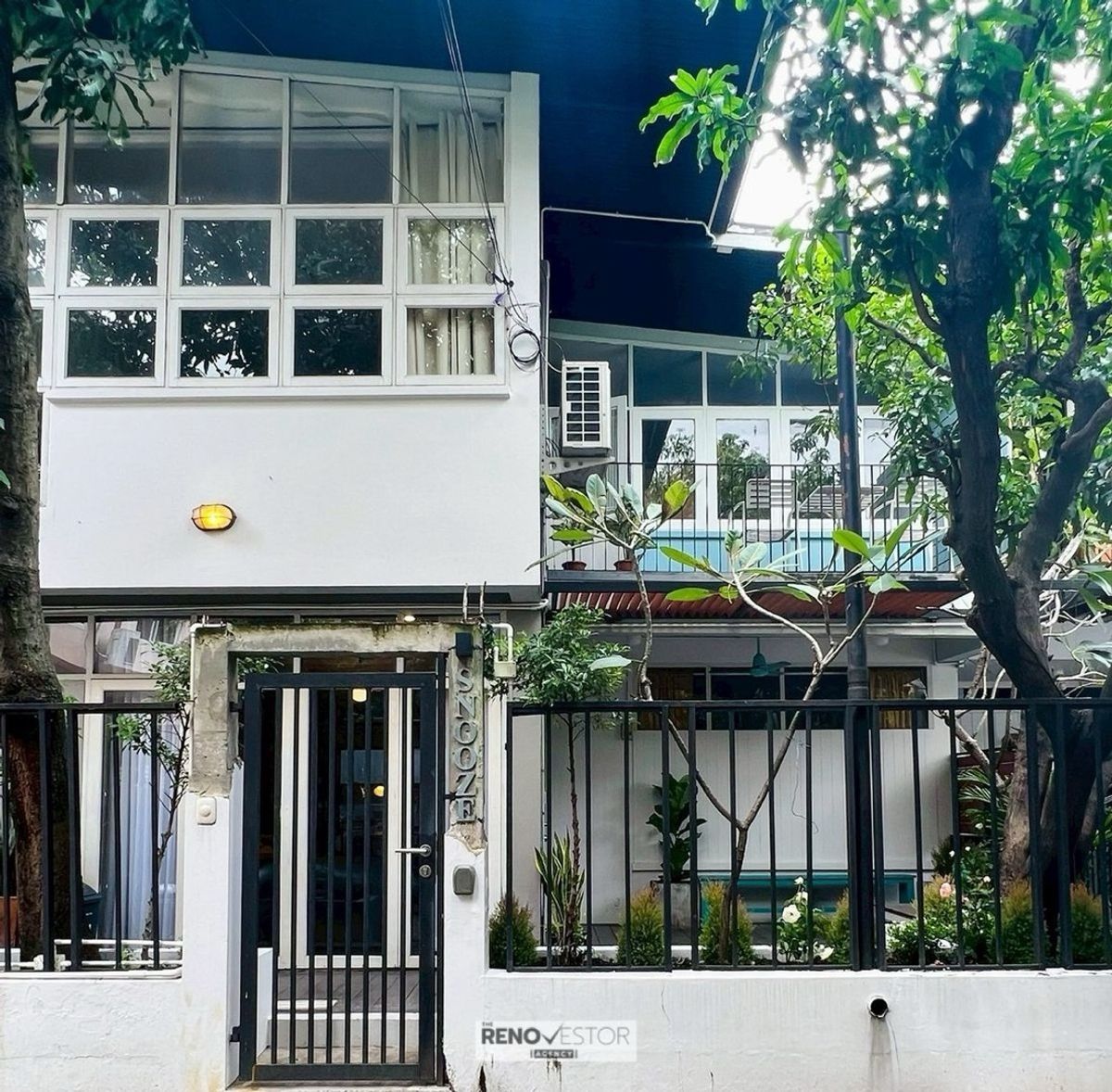 📢👇 Stylish townhome in the heart of Ekkamai, just a short walk to BTS. Surrounded by popular restaurants & cafes, leading schools, and top lifestyle destinations. 📢👇 Stylish townhome in the heart of Ekkamai, just a short walk to BTS. Surrounded by popular restaurants & cafes, leading schools, and top lifestyle destinations.