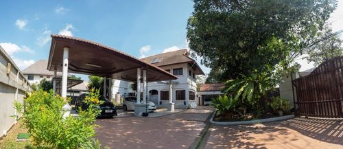 📢🌳 2-Storey house on a Spacious South-Facing Plot, Surrounded by Greenery. Prime Location with Easy Access to Expressways, Shopping Malls, Top Schools, and the Airport.