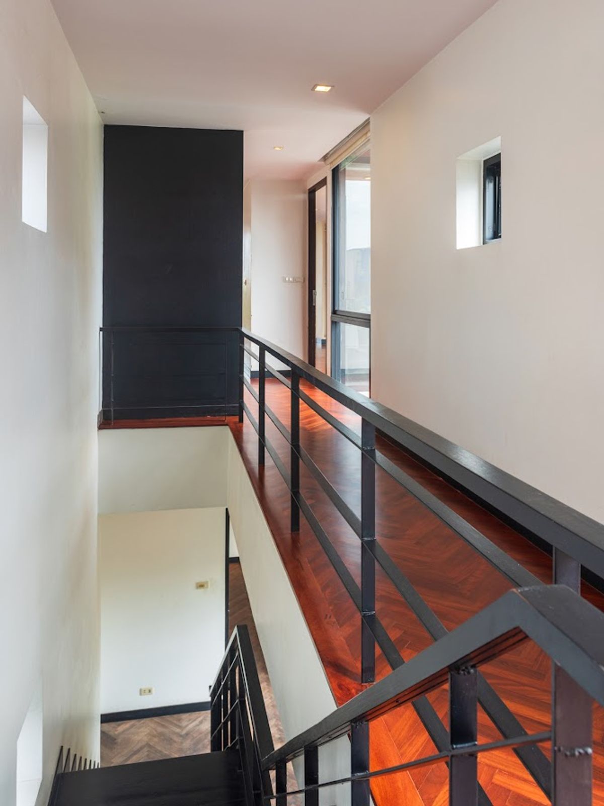 🏡 ให้เช่าบ้านหรู 4 ชั้น ซอยอารีย์สัมพันธ์ พร้อมสระว่ายน้ำ | 750 ตร.ม. | ค่าเช่า 220,000/เดือน – รูปที่ 4