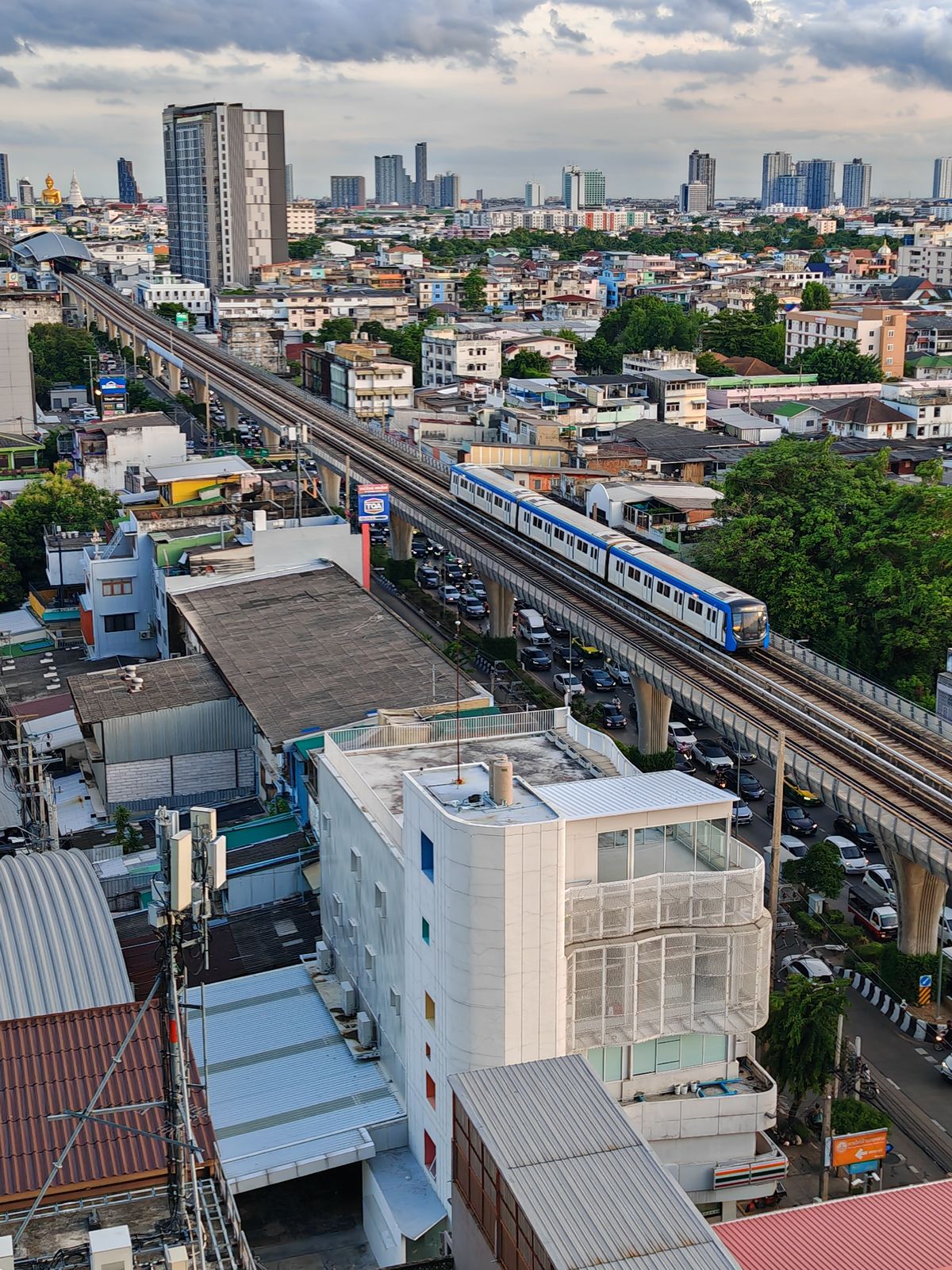 The roof of the building 230 square meters, next to the electric train, there is an elevator at Soi Charan 20, there are 711 under the building.