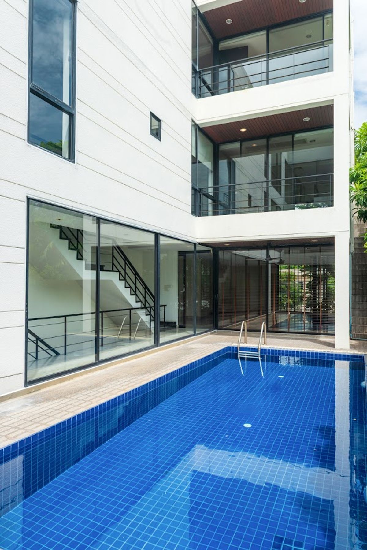 🏡 ให้เช่าบ้านหรู 4 ชั้น ซอยอารีย์สัมพันธ์ พร้อมสระว่ายน้ำ | 750 ตร.ม. | ค่าเช่า 220,000/เดือน – รูปที่ 3