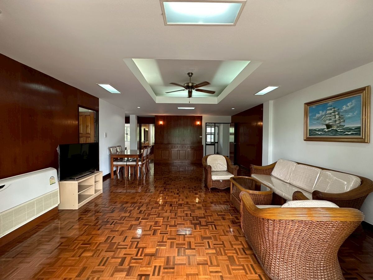 💎 Spacious Condo 250 sq.m., Fully Furnished, 3 Bedrooms 2 Bathrooms, Prime Ekkamai Location, Conveniently Located Near BTS Ekkamai