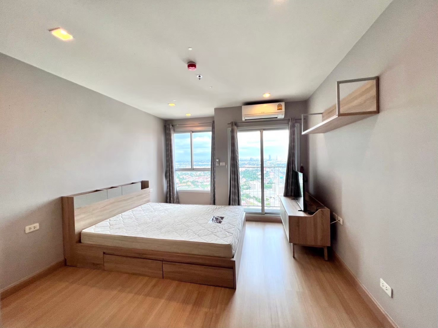 For rent‼️Casa Condo @MRT Sam Yaek Bang Yai, room size 33 sq m, 1 bedroom, 1 bathroom, 17th floor‼️ The room has a washing machine. Fully furnished, ready to move in‼️ For rent‼️Casa Condo @MRT Sam Yaek Bang Yai, room size 33 sq m, 1 bedroom, 1 bathroom, 17th floor‼️ The room has a washing machine. Fully furnished, ready to move in‼️