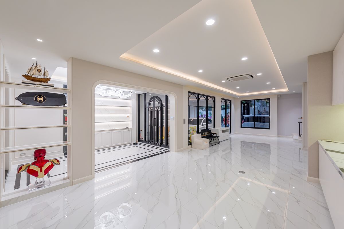 บ้านหรูบนถนนเจริญกรุง ขายถูกมาก ตกแต่งใหม่หมดทั้งหลังสไตล์ Modern  3 ชั้น 2 ห้องนั่งเล่น พร้อมลิฟต์และที่จอดรถ ใกล้ MRT หัวลำโพงและขึ้นทางด่วน 
