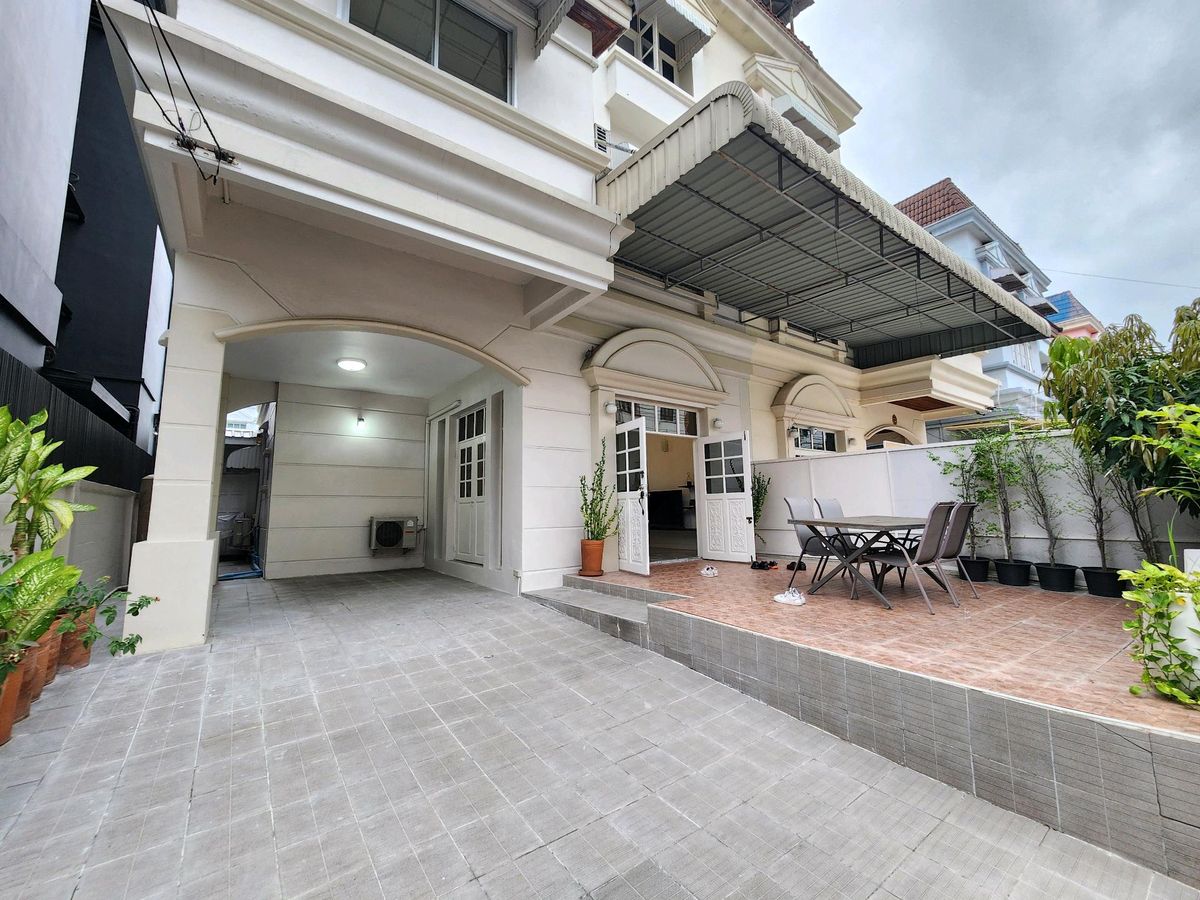 Semi-detached house for rent Onnut 39. Near Yellow Line BTS. Semi-detached house for rent Onnut 39. Near Yellow Line BTS.