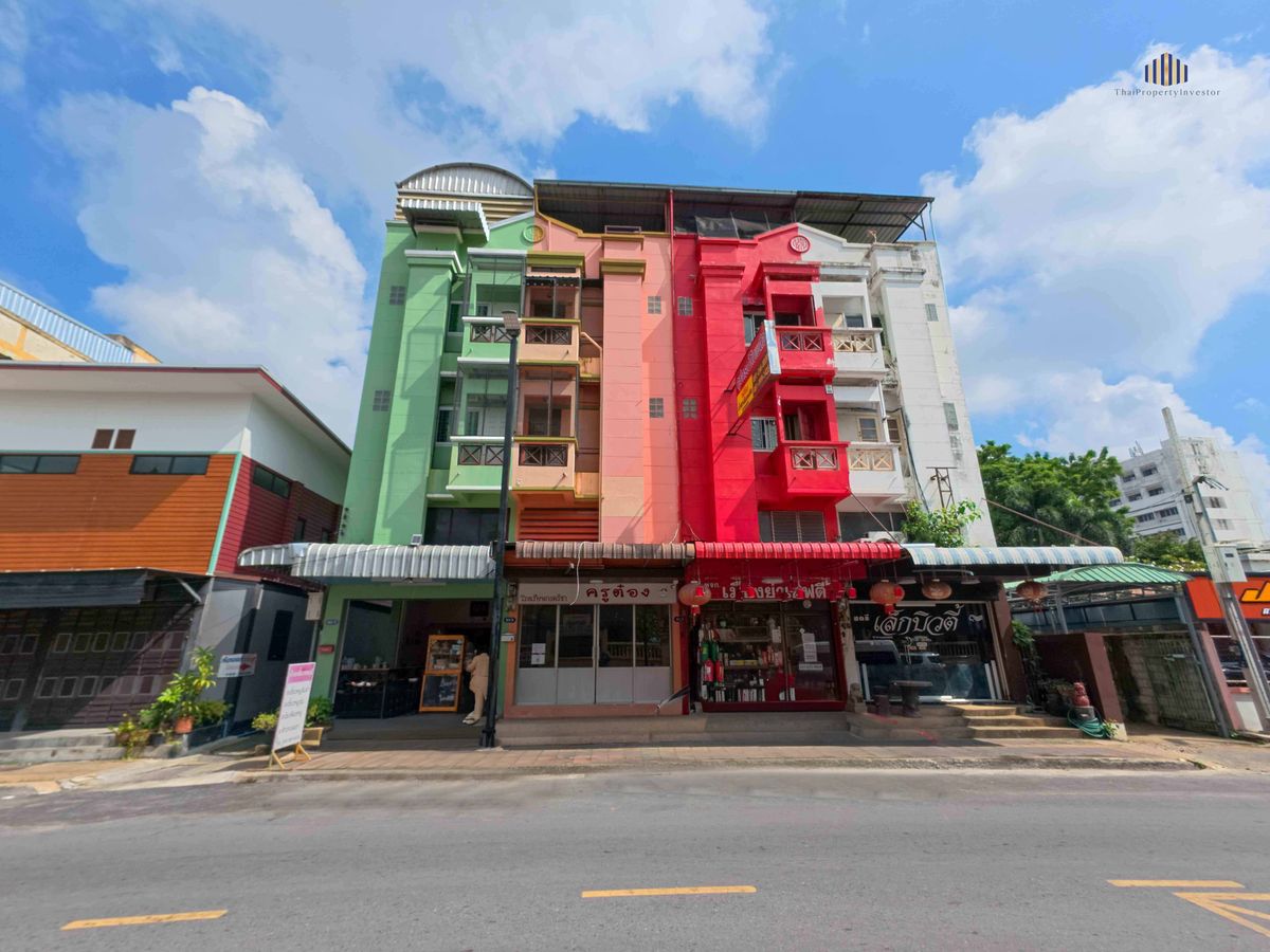 ขายตึกแถว / อาคารพาณิชย์ 3 ชั้นครึ่ง 20 ตร.วา ใจกลางเมืองโคราช   ทำเล Education Hub ตรงข้ามโรงเรียนวัดสระแก้ว เพียง 3 นาทีถึงอนุสาวรีย์ท้าวสุรนารี (ย่าโม) ทำเลหายาก ใกล้ศาลากลางจังหวัด ศูนย์กลางธุรกิจ–ราชการ และชุมชนผู้ปกครอง  – รูปที่ 3
