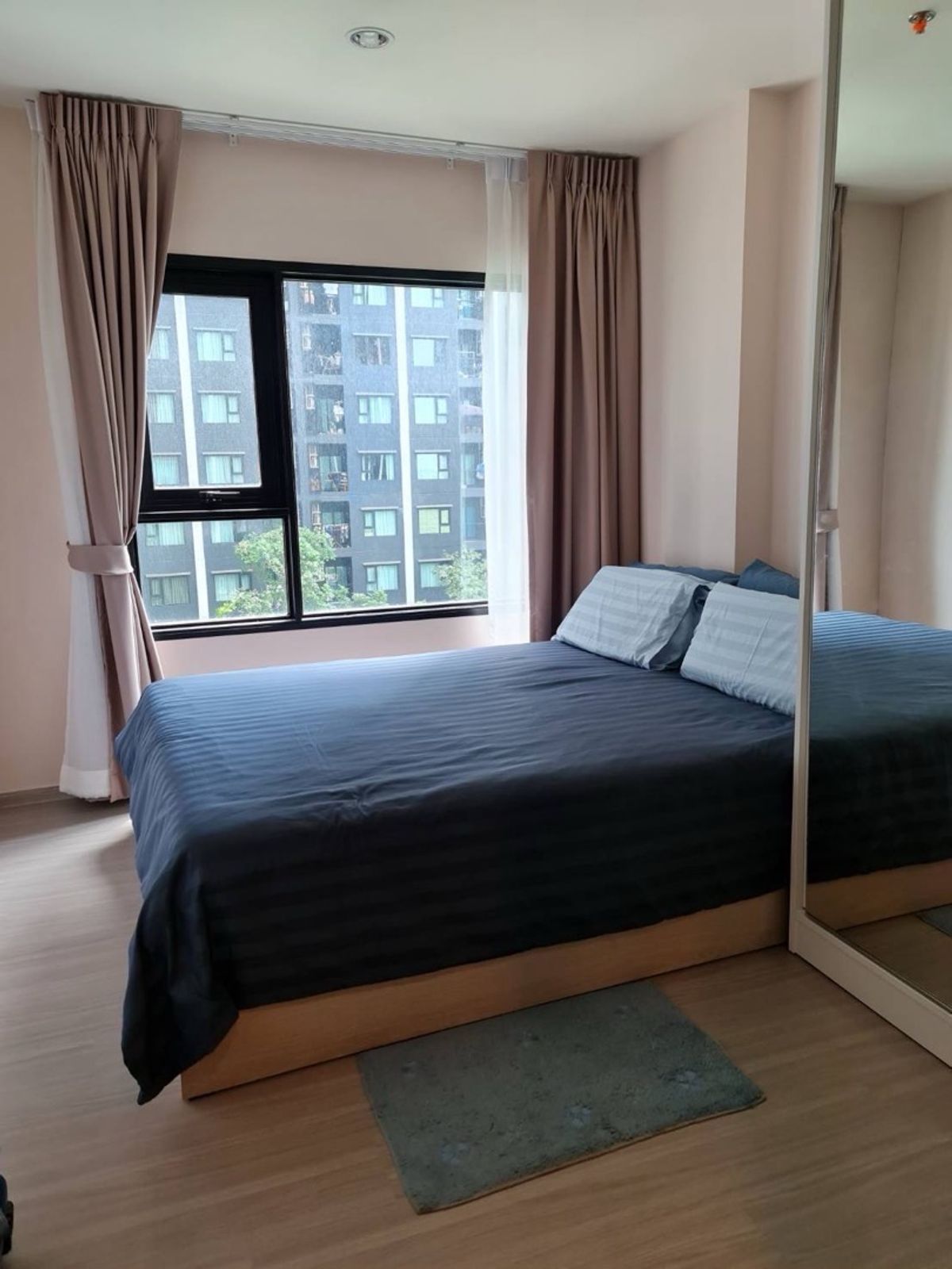 Urgent rent Aspire Erawan Prime Building A, Floor 9, corner room, swimming pool, size 35.15 sq.m., special price 13,500 baht