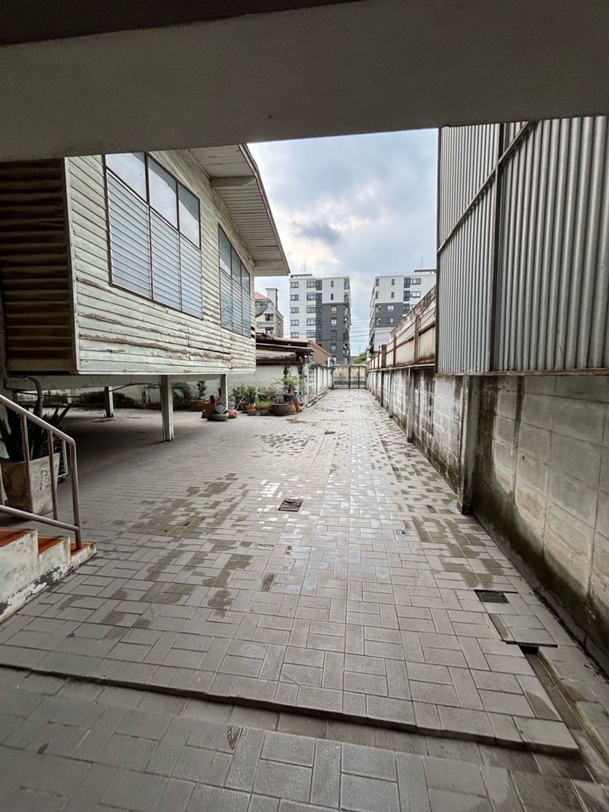 🏡 ขายที่ดิน 132 ตรว. พร้อมบ้านเดี่ยวทรงไทย ใจกลางลาดปลาเค้า!  ติดรถไฟฟ้าสถานีลาดปลาเค้าเพียง 200 เมตร เดินทางง่าย ทำเลทองหายาก! – รูปที่ 2