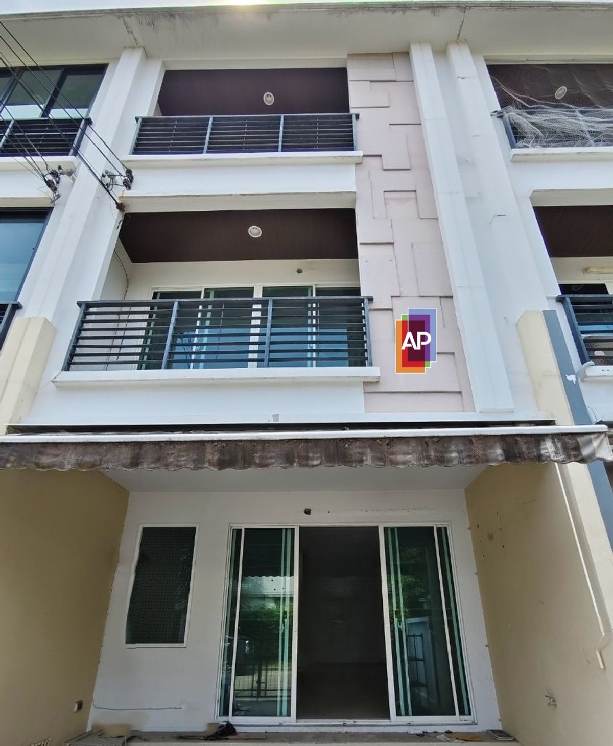 Townhome for sale in the middle of S-SENSE Srinakarin near Seacon + the cheapest electric train in the project. Townhome for sale in the middle of S-SENSE Srinakarin near Seacon + the cheapest electric train in the project.
