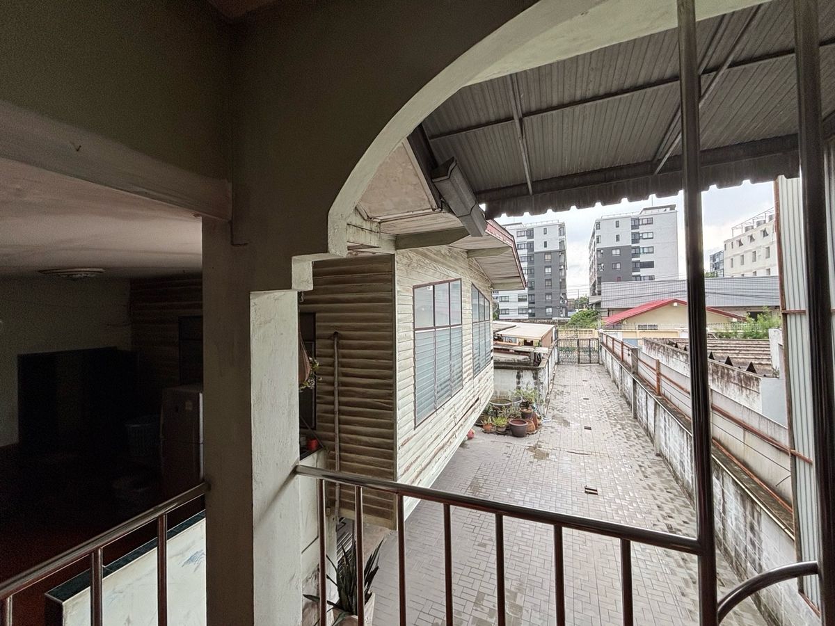 🏡 ขายที่ดิน 132 ตรว. พร้อมบ้านเดี่ยวทรงไทย ใจกลางลาดปลาเค้า!  ติดรถไฟฟ้าสถานีลาดปลาเค้าเพียง 200 เมตร เดินทางง่าย ทำเลทองหายาก! – รูปที่ 3