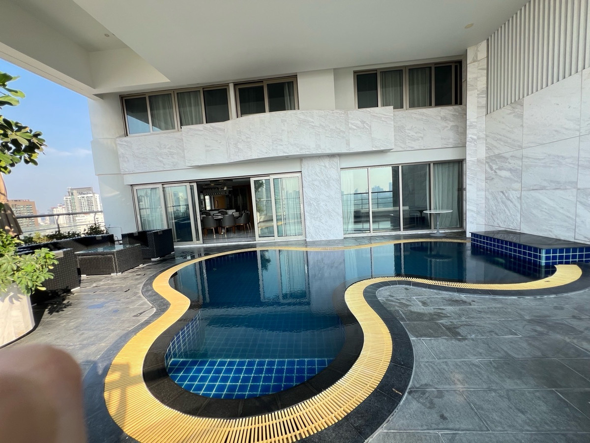 ! 2 -story condo for sale! Duplex Unit for Sale! 371SQ.M