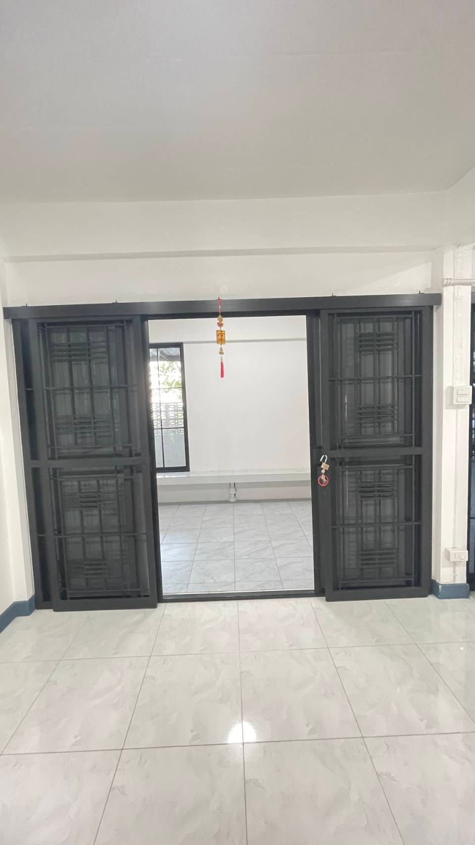 2-story detached house for rent, Ratchada-Mengjai Road. Soi Pracha Uthit Renovated the whole house. Air conditioning, fully furnished, ready to move in. There are 3 bedrooms, 3 bathrooms. Monthly rental price 40,000 baht – รูปที่ 3
